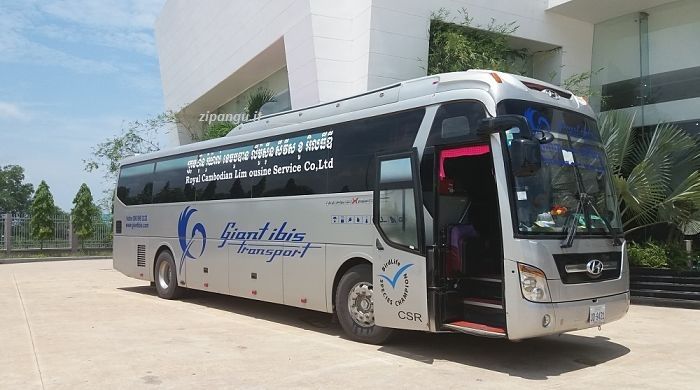Come viaggiare in Cambogia: in autobus; una corriera extraurbana di una società privata (Ibis Gigante)