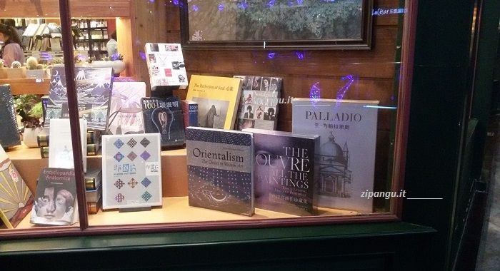 Cosa comprare in Cina: libri in una libreria a Shenzhen