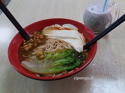 Un piatto di pasta in brodo con tofu in Cina