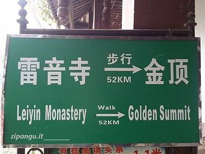 Cina: Monte Emei (Emeishan); cartello lungo il sentiero di ascesa