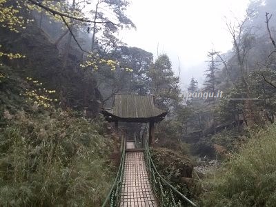 Emeishan, ponte sospeso presso il Tempio Qingyin