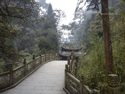 Emeishan, sentiero presso il Tempio Qingyin