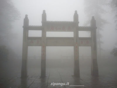 Monte Emei, portale di ingresso al Monastero di XianFeng