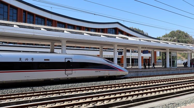 Cina: Stazione di Fenghuang-Gucheng; un treno ad alta velocità