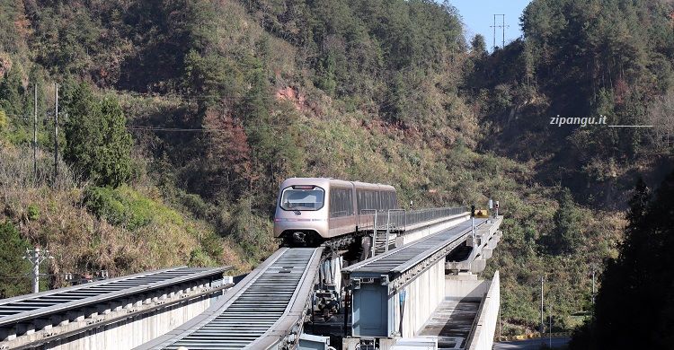 Fenghuang: Stazione di Fenghuang-Dengdai; un treno della linea turistica a levitazione magnetica (CiFuXian)