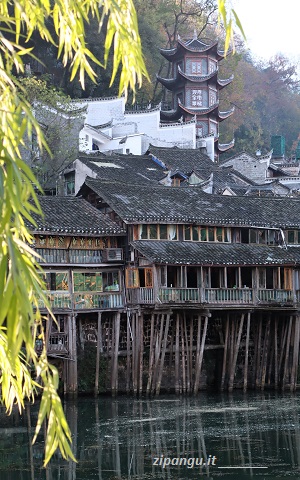 Fenghuang (Cina): il centro storico; case lungo il fiume