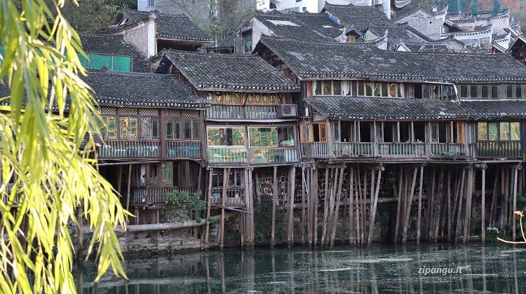 Dove pernottare a Fenghuang (Cina): il centro storico; case lungo il fiume