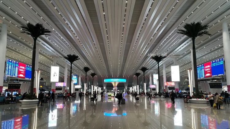 Guangzhou: Stazione di Guangzhou-Baiyun; sala delle partenze