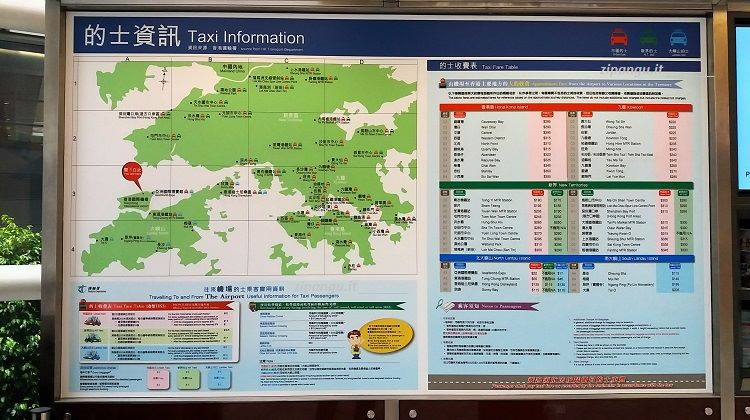 Aeroporto di Hong Kong: cartellone con indicazione delle tariffe dei taxi per corse tra lo scalo e le principali località di Hong Kong