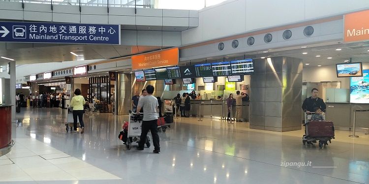 Aeroporto di Hong Kong: ufficio per la rivendita dei biglietti per le corse in corriera tra l'aeroporto e città della Cina continentale