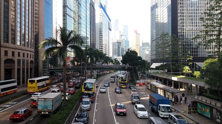 Isola di Hong Kong: una delle principali arterie stradali del centro; autobus e taxi