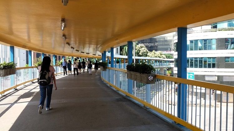 Hong Kong: passerella pedonale a Tsim Sha Tsui