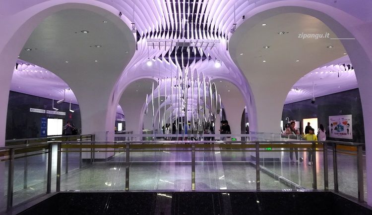 Metropolitana di Shanghai; salone di una stazione