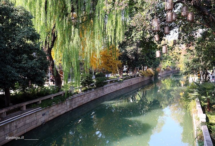 Centro di Suzhou; uno dei canali più pittoreschi