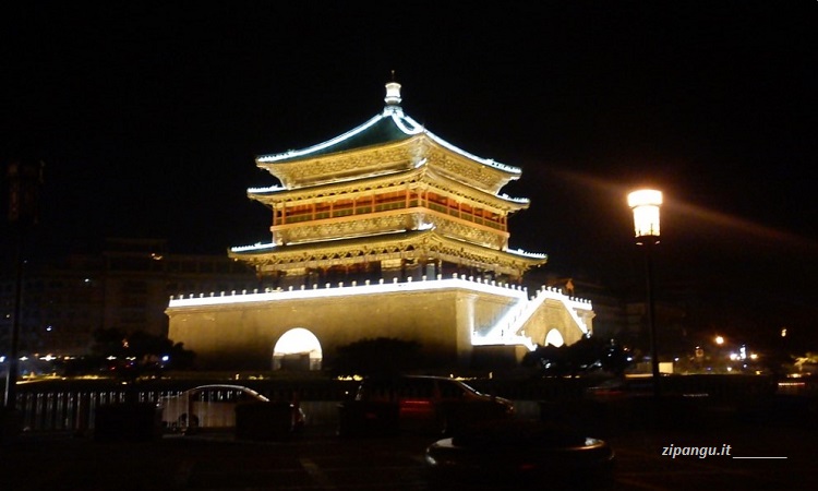 Xi'An: la Torre della Campana (ZhongLou); i dintorni sono il miglior posto dove prendere alloggio in città