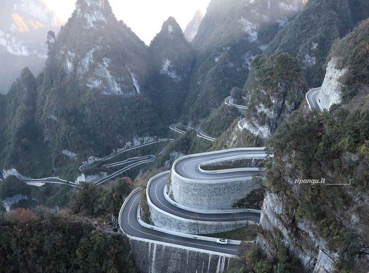 Cina: Monte Tianmen (Zhangjiajie); l'avvincente strada che conduce alla cima