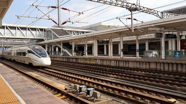 Stazioni ferroviarie in Cina: Stazione di Shangrao; un treno ad alta velocità