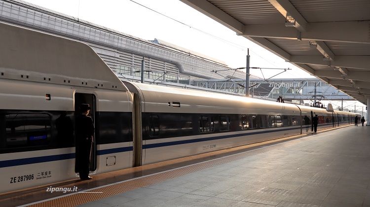 Cina: Stazione di Huangshan Bei; treno in partenza; il personale del treno alle porte delle carrozze