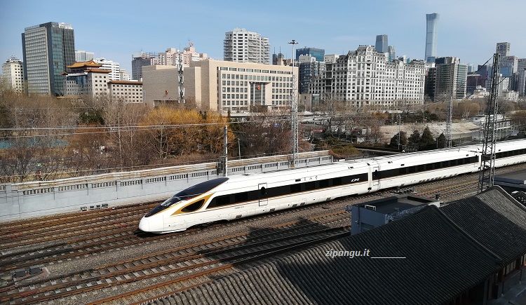 Viaggiare in treno in Cina: un treno ad alta velocità Fuxing a Pechino