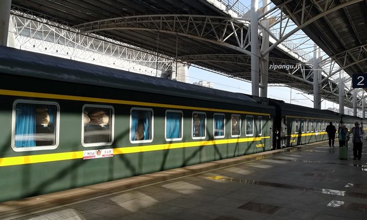 Cina: vagoni letto di un treno ordinario a lunga percorrenza