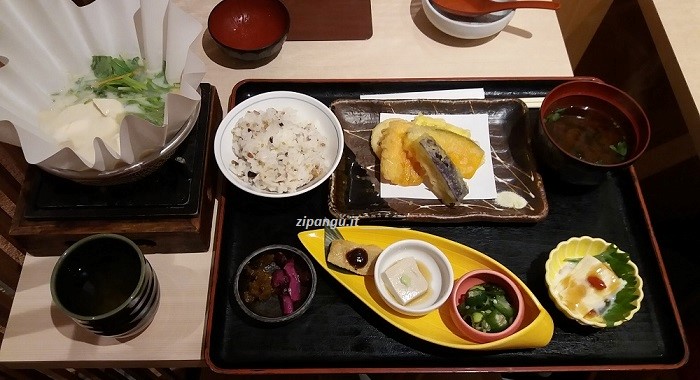 Un menù completo vegetariano in un ristorante a Tokyo (Giappone)