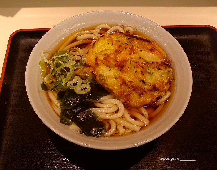 Piatto di udon con tempura vegetale in Giappone: a causa dell'uso del dashi questo piatto non è completamente vegetariano