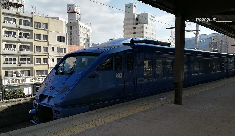 Giappone: un treno a Beppu