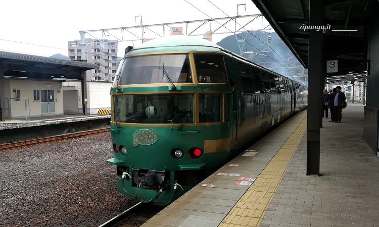Treno di un servizio turistico nella Stazione di Beppu (Giappone)