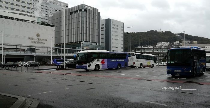 Hiroshima: Stazione di Hiroshima; una navetta aeroportuale (rimujin-basu)