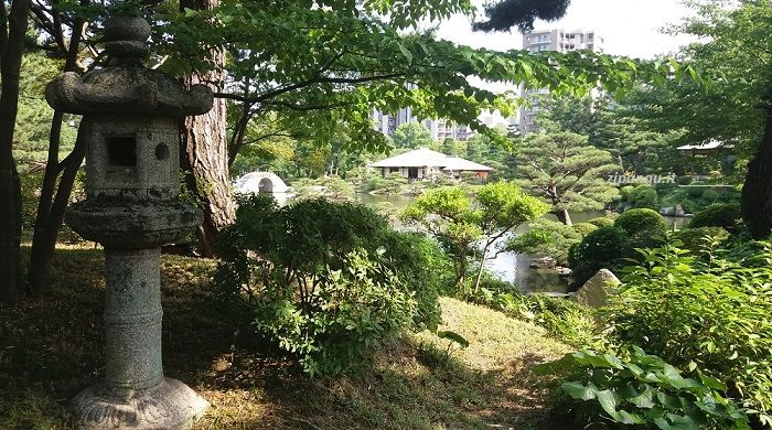 Visita a Hiroshima: una lanterna in pietra in un giardino giapponese
