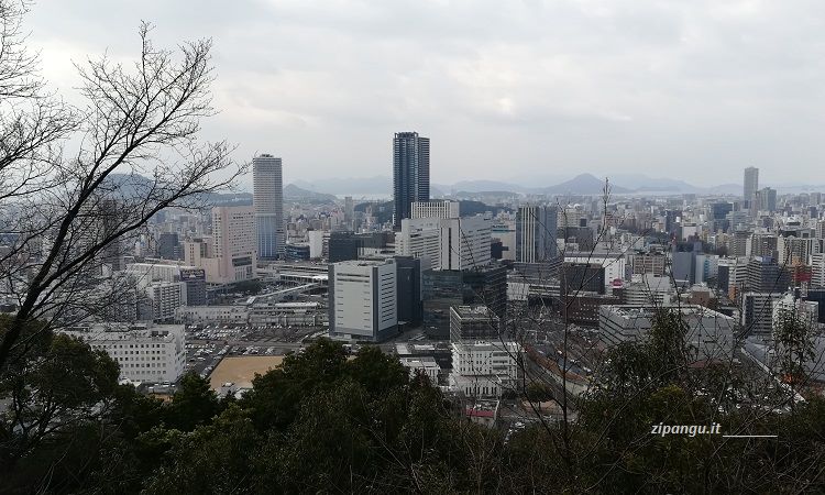 Hiroshima vista dal Monte Futaba; il centro coi suoi grattacieli e la stazione centrale