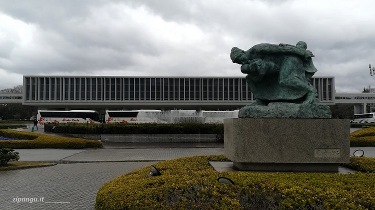 Hiroshima; Heiwa-Kinen-Koen; un monumento