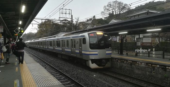 Kamakura; Stazione di Kita-Kamakura; un treno