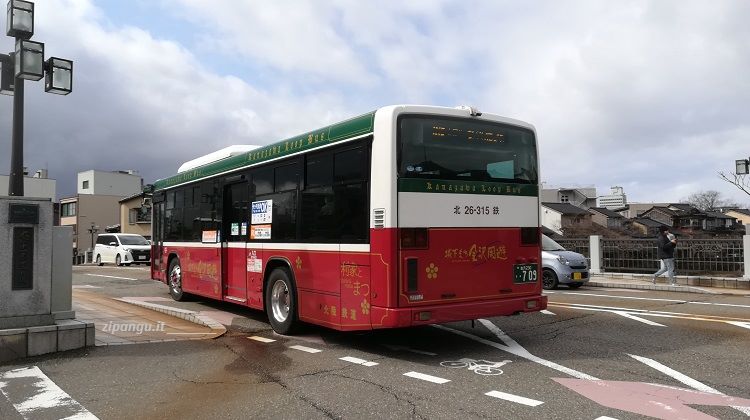 Come muoversi a Kanazawa: un autobus di una linea circolare turistica