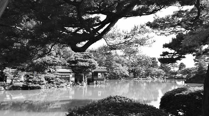 Viaggio in Giappone: visita a Kanazawa; Kenroku-En; veduta del grande stagno e di una casa da tè