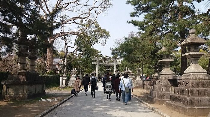 Dove fare delle piacevoli passeggiate a Kyoto: Kamigyo; un gruppo di giapponesi si incammina lungo il sentiero di accesso a un santuario storico