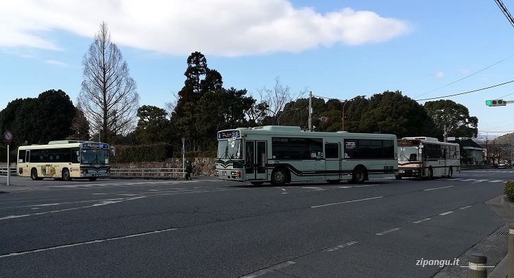 Kyoto; autobus delle due reti di trasporto (Kyoto-Shi-Basu e Kyoto-Basu)
