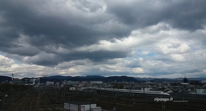 Treno della rete shinkansen tra Kyoto e Osaka
