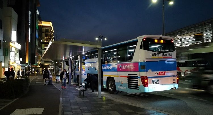 Kyoto; un rimujin-basu in servizio per il collegamento con l'Aeroporto di Itami