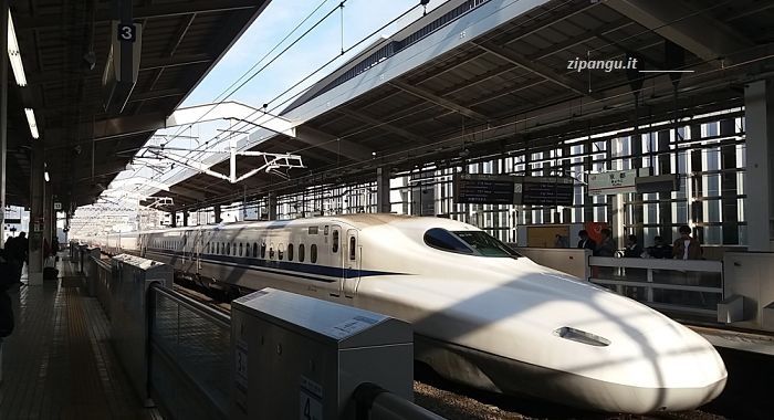 Come raggiungere Nara da Tokyo: un treno della rete shinkansen nella Stazione di Kyoto