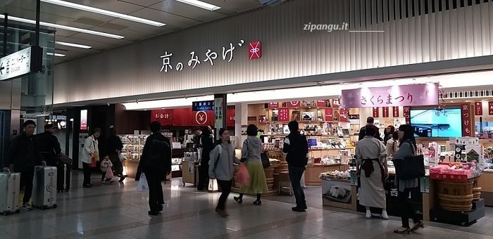 Stazione di Kyoto; le stazioni in Giappone sono spesso affollate e la presenza dei turisti a volte procura disagi alla popolazione