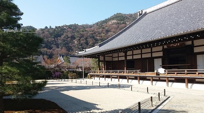 Tenryu-Ji: architetture all'ingresso; giardino secco