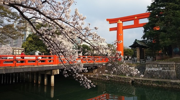 Dove muoversi a piedi a Kyoto: area di Okazaki; il canale e il sentiero di accesso al Santuario di Heian (Heian-Jingu)