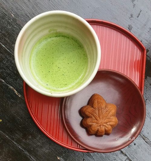 Un dolcino a forma di foglia di acero in occasione del koyo