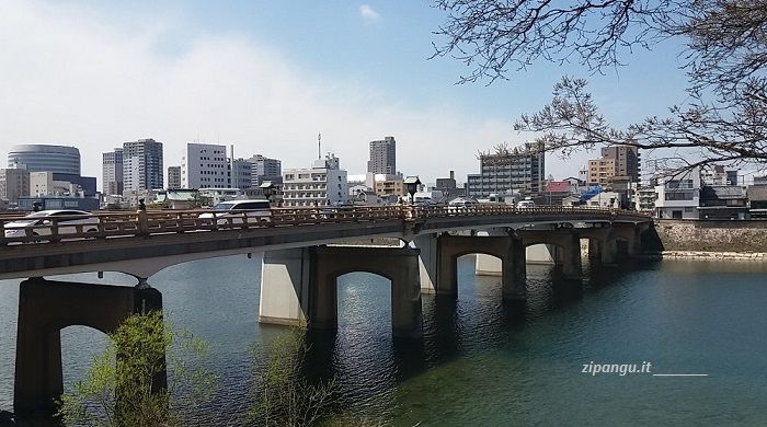 Come muoversi a Okayama: un ponte lungo il percorso tra il Koraku-En e la Stazione di Okayama