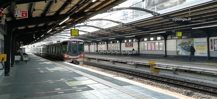Osaka: un treno della Linea circolare di Osaka (Osaka-Kanjo-sen)