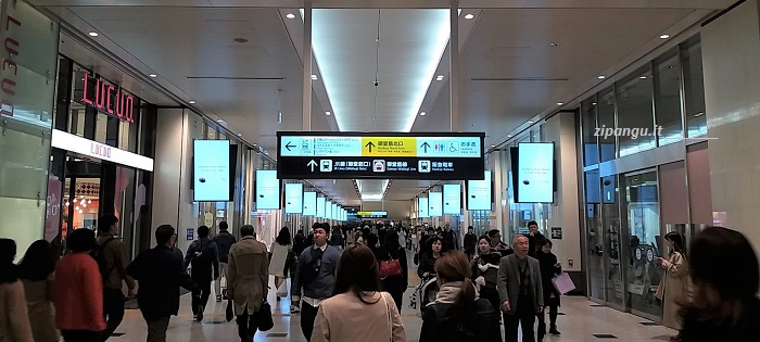 Stazione di Osaka in un periodo di forte affollamento