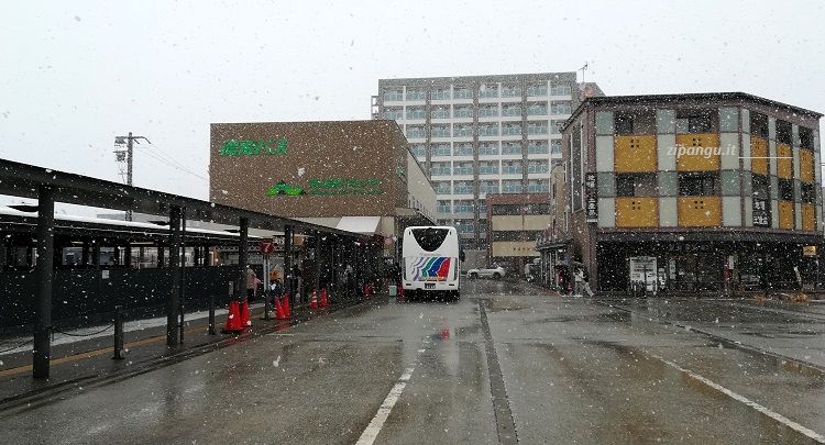 Autostazione di Takayama; la stazione degli autobus e delle corriere