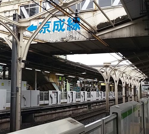 Stazione di Nippori: barriere di protezione