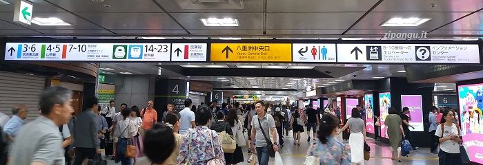 Giappone: la Stazione di Tokyo in un periodo di forte affollamento